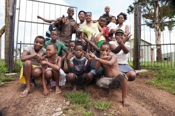 A farmer family in KwaZulu-Natal, South Africa, posing for the camera. Photo: picture alliance/Westend61